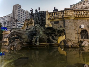 Sao Paulo, Brezilya, 26 Temmuz 2023. Ramos de Azevedo Meydanı 'ndaki çeşme, besteci Carlos Gomes onuruna, Sao Paulo şehir merkezinde.,