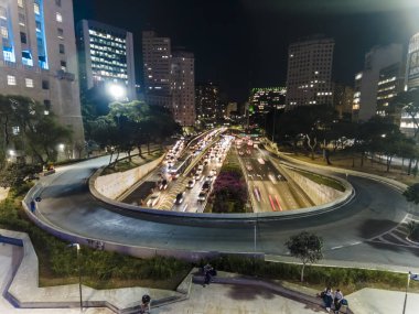 Sao Paulo, Brezilya, 26 Temmuz 2023. Brezilya 'nın Sao Paulo şehrinde Anhangabau Tüneli ve 23 de Maio Bulvarı girişinde gece trafiği sıkışık..