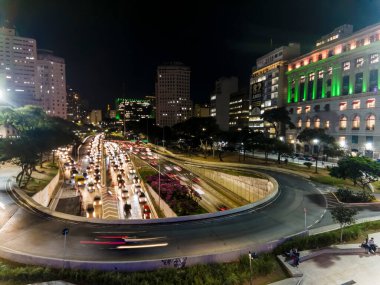 Sao Paulo, Brezilya, 26 Temmuz 2023. Brezilya 'nın Sao Paulo şehrinde Anhangabau Tüneli ve 23 de Maio Bulvarı girişinde gece trafiği sıkışık..