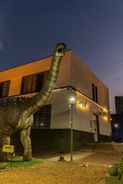 Marilia, Sao Paulo, Brezilya. 16 Ağustos 2023. Paleontoloji Müzesi 'nin ön cephesinde, Marilia şehrinin merkezinde Dino Tita olarak vaftiz edilen Titanosaurus' un gerçek boyutlarda bir kopyası vardı.