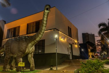 Marilia, Sao Paulo, Brezilya. 16 Ağustos 2023. Paleontoloji Müzesi 'nin ön cephesinde, Marilia şehrinin merkezinde Dino Tita olarak vaftiz edilen Titanosaurus' un gerçek boyutlarda bir kopyası vardı.