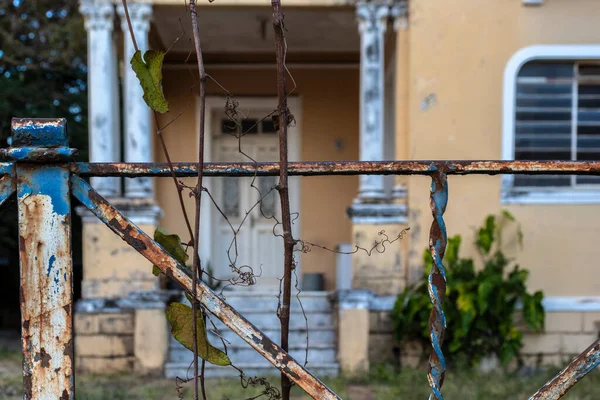 ブラジルの市内の古くて放棄された住宅の焦点を当てていないファサード — ストック写真