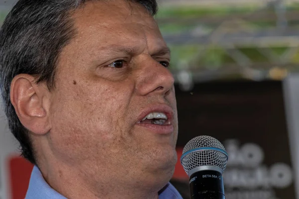 Marilia, Sao Paulo, Brezilya, 14 Temmuz 2023. Sao Paulo Eyaleti Valisi Tarccio Gomes de Freitas, şehirde bir iş açılışı yapmak ve basın konferansında gazetecilere bir konuşma yapmak için sokakta bir konuşma yaptı.