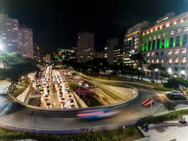 Sao Paulo, Brezilya, 26 Temmuz 2023. Brezilya 'nın Sao Paulo şehrinde Anhangabau Tüneli ve 23 de Maio Bulvarı girişinde gece trafiği sıkışık..