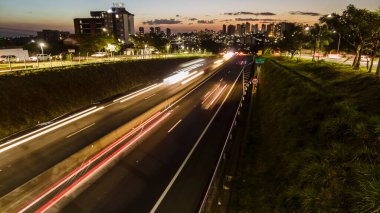 SP-294, Komandante Joao Ribeiro Barros Karayolu 'ndaki trafik ışıklarının yol açtığı yol. Şehir merkezinden, Marilia' dan binalar.