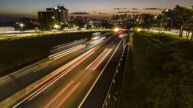 SP-294, Komandante Joao Ribeiro Barros Karayolu 'ndaki trafik ışıklarının yol açtığı yol. Şehir merkezinden, Marilia' dan binalar.