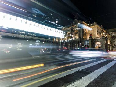 Sao Paulo, Brezilya, 26 Temmuz 2023. Sao Paulo şehir merkezindeki Sao Paulo Belediye Tiyatrosu 'nun gece görüş açısı, zebra kesişmesi ve cephesi.