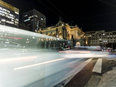 Sao Paulo, Brezilya, 26 Temmuz 2023. Sao Paulo şehir merkezindeki Sao Paulo Belediye Tiyatrosu 'nun gece görüş açısı, zebra kesişmesi ve cephesi.