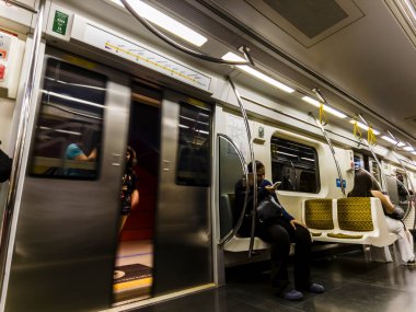 Sao Paulo, Brezilya, 26 Temmuz 2023: metroya giden sarı vagon. Sao Paulo şehrinde