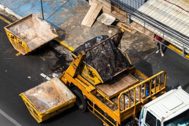 Marilia, Sao Paulo, Brezilya, 31 Ağustos 2023. Marilia şehir merkezindeki bir caddeye yığılmış moloz yığınını kaldıran bir kamyon şoförünün görüntüsü