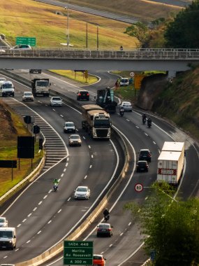 Marilia, Sao Paulo, Brezilya, 31 Ağustos 2023. Komandante Joo Ribeiro de Barros otoyolu, SP-280, Marilia belediyesinin şehir bölgesinde araç trafiği