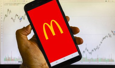 Sao Paulo, Brezilya, Eylül 09, 2023. Mc Donalds logosu Brezilya 'da bir akıllı telefondan görüldü.