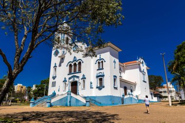 Sao Bento Katedrali 'nin önünde orta yaşlı bir kadın, Marilia' nın merkezinde, Sao Paulo eyaletinin batısında..