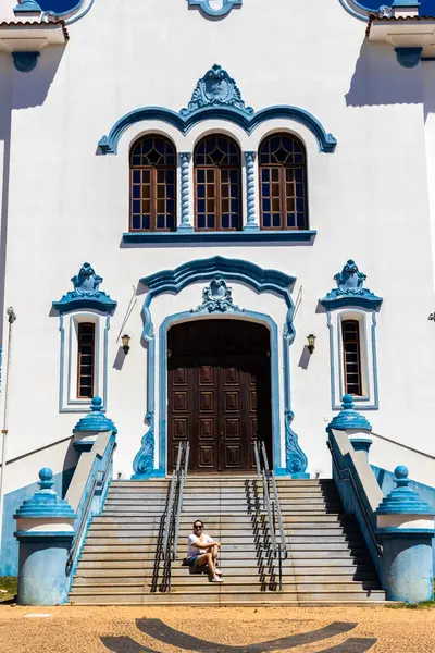 ベント大聖堂の正面の前で サンパウロ州の西中心のマリアの中心部にいる中年の女性 — ストック写真