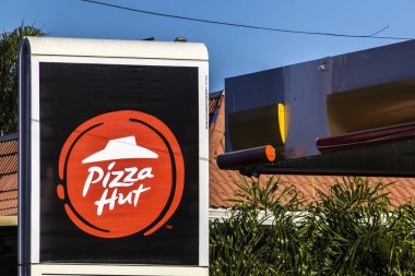 Marilia, Sao Paulo, Brezilya, 24 Mayıs 2023. Marilia 'daki Pizza Hut restoranının işareti.
