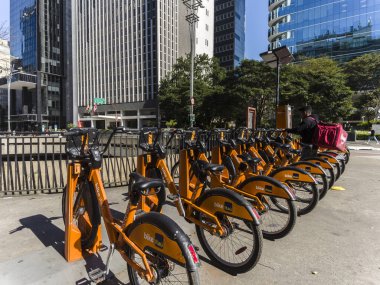 Sao Paulo, Brezilya, 20 Temmuz 2023. Şirketten teslimatçı Ifood, Paulista Bulvarı 'ndaki Itau Bank sponsorluğunda bisiklet kiralama istasyonundan bisiklet seçiyor.