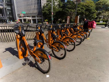 Sao Paulo, Brezilya, 20 Temmuz 2023. Entregador da empresa Ifood escolhe uma bicicleta na estacao de aluthe do Bike Sampa, patrocinada pelo Itau Bank, na Paulista Avenue