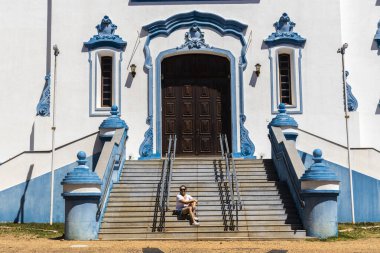 Sao Bento Katedrali 'nin önünde orta yaşlı bir kadın, Marilia' nın merkezinde, Sao Paulo eyaletinin batısında..