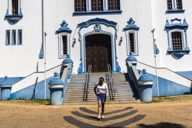 Sao Bento Katedrali 'nin önünde orta yaşlı bir kadın, Marilia' nın merkezinde, Sao Paulo eyaletinin batısında..