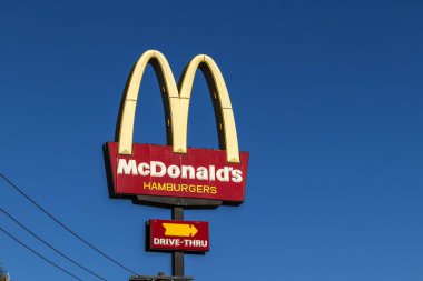 Marilia, Sao Paulo, Brezilya, 24 Mayıs 2023 Sao Paulo eyaletinin orta batı bölgesindeki Marilia belediyesinde Mc Donalds fast food zincirinin logosuna sahip Totem.