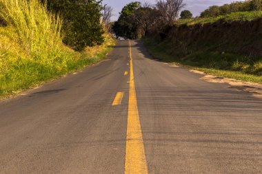 Brezilya 'nın kırsal kesiminde boş asfalt yol