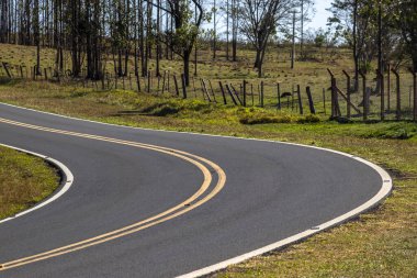Brezilya 'nın kırsal kesiminde boş asfalt yol