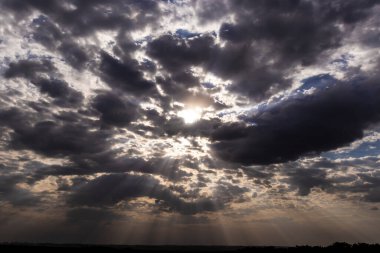 Kümülüs fırtına bulutları arasından gökyüzünde dramatik bir günbatımı, Timelapse. Muhteşem destansı manzara. Brezilya 'da inanılmaz canlı renkler