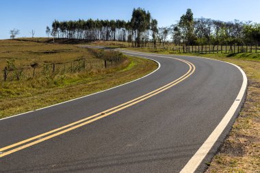 Brezilya 'nın kırsal kesiminde boş asfalt yol