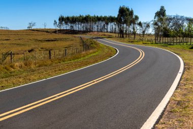 Brezilya 'nın kırsal kesiminde boş asfalt yol