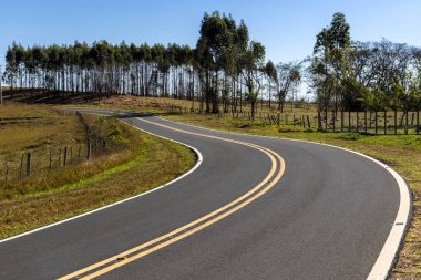 Brezilya 'nın kırsal kesiminde boş asfalt yol
