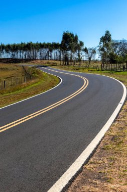 Brezilya 'nın kırsal kesiminde boş asfalt yol