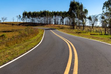 Brezilya 'nın kırsal kesiminde boş asfalt yol