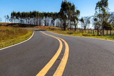 Brezilya 'nın kırsal kesiminde boş asfalt yol