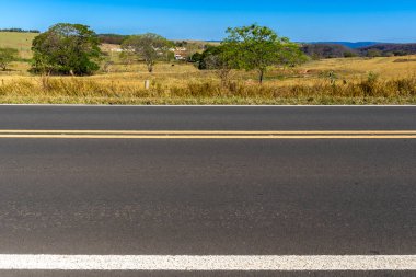 Brezilya 'nın kırsal kesiminde boş asfalt yol