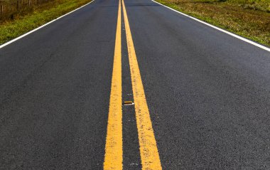 Brezilya 'nın kırsal kesiminde boş asfalt yol