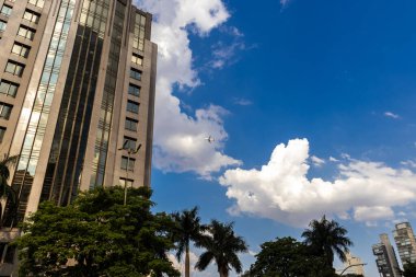 Sao Paulo, Brezilya, 22 Eylül 2023 iş uçağı, Sao Paulo 'nun batı tarafındaki Faria Lima Bulvarı' ndaki ofis binasının üzerinde uçuyor.