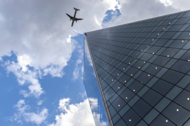 Sao Paulo, Brezilya, 22 Eylül 2023 iş uçağı, Sao Paulo 'nun batı tarafındaki Faria Lima Bulvarı' ndaki ofis binasının üzerinde uçuyor.