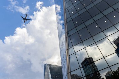 İş uçağı, Sao Paulo şehrinin batı tarafındaki Faria Lima Bulvarı 'ndaki ofis binasının çatısında uçuyor.