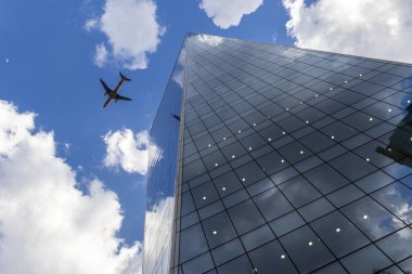 Sao Paulo, Brezilya, 22 Eylül 2023 iş uçağı, Sao Paulo 'nun batı tarafındaki Faria Lima Bulvarı' ndaki ofis binasının üzerinde uçuyor.