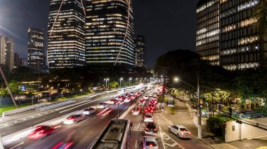 Sao Paulo, Brezilya, 22 Eylül 2023. Juscelino Kubitschek Bulvarı 'ndaki ticari ofis binaları ve trafik sıkışıklığı gece Sao Paulo' nun güneyinde görülüyor.