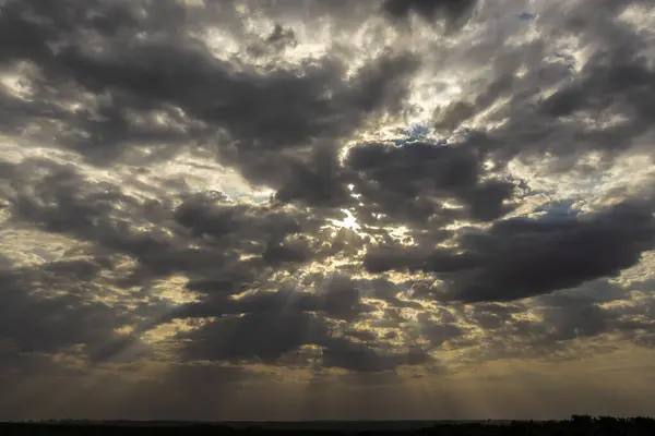 積雲嵐雲 タイムラプスを介して空の劇的な夕日 素晴らしい壮大な風景です 驚くほど鮮やかな色 ブラジルで — ストック写真