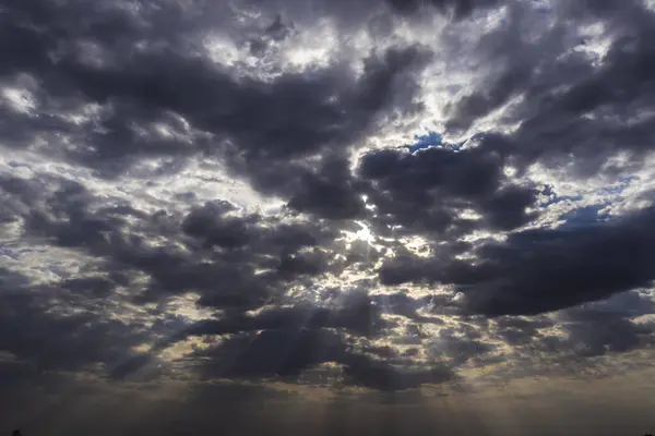 Dramatisk Solnedgång Himlen Genom Cumulus Storm Moln Timelapse Fantastiskt Episkt — Stockfoto