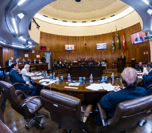 Marilia, Sao Paulo, Brezilya, 02 Ekim 2023: 13 meclis üyesi için dairesel bir formatta, Marilia İl Konseyi 'nin genel kurulunun iç görüşü.