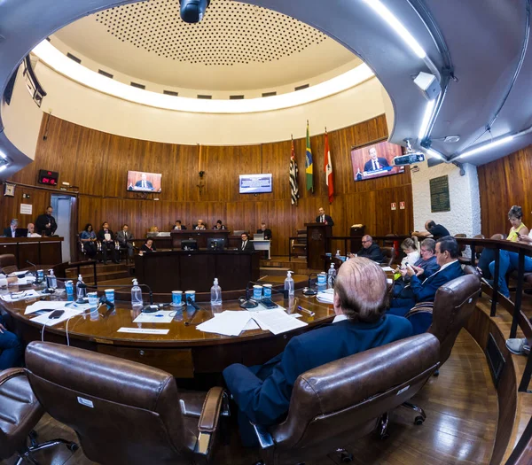 Marilia, Sao Paulo, Brezilya, 02 Ekim 2023: 13 meclis üyesi için dairesel bir formatta, Marliia Şehir Konseyi 'nin genel kurulunun iç görüşü.