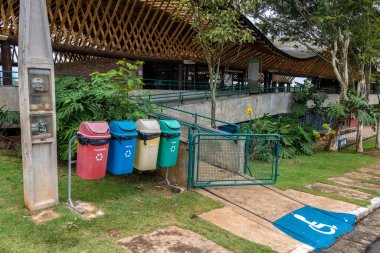 Pardinho, Sao Paulo, Brezilya. 01 Nisan 2022: Max Feffer Kültür ve Sürdürülebilirlik Merkezi 'nin cephesi: Pardinho şehrinin merkezinde sürdürülebilir inşaat ile Latin Amerika' nın ilk kültür merkezi