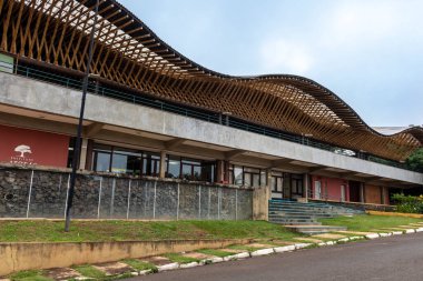 Pardinho, Sao Paulo, Brezilya. 01 Nisan 2022: Max Feffer Kültür ve Sürdürülebilirlik Merkezi 'nin cephesi: Pardinho şehrinin merkezinde sürdürülebilir inşaat ile Latin Amerika' nın ilk kültür merkezi