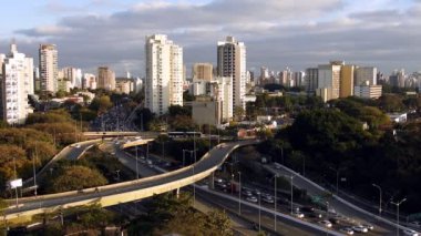 Brezilya, Sao Paulo 'daki 23 de Maio Bulvarı' ndaki trafiğin hava görüntüsü. Bu cadde Ibirapuera Parkı 'ndan geçiyor..