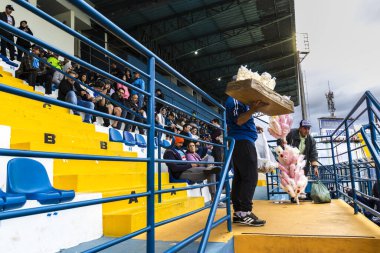 Marilia, Sao Paulo, Brezilya, 27 Ağustos 2023. Bir pamuk helva satıcısı şehrin orta kesimindeki tribünde çalışıyor.
