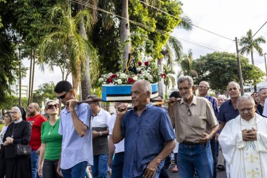 Marilia, Sao Paulo, Brezilya, 12 Ekim 2023. Brezilya 'nın koruyucu azizi Aparecida' nın onuruna şehrin sokaklarındaki Sao Bento Katedrali 'nde son buldu.