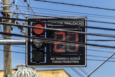 Marilia, Sao Paulo, Brezilya, 18 Ekim 2023: Marilia, SP 'nin orta kesimindeki bir caddede geri sayımlı araç trafik ışığı